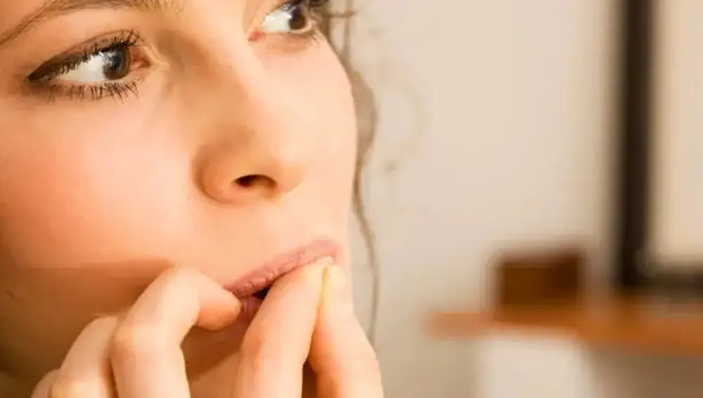 Morderse las uñas puede parecer un gesto menor pero a menudo responde a momentos de estrés o tensión emocional.