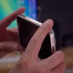 Persona sosteniendo un iPhone para hacer una foto