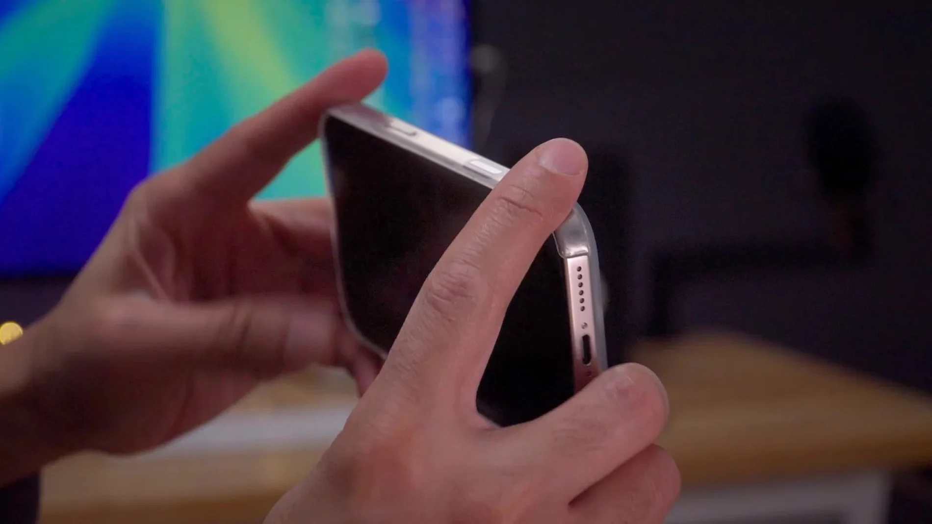 Persona sosteniendo un iPhone para hacer una foto