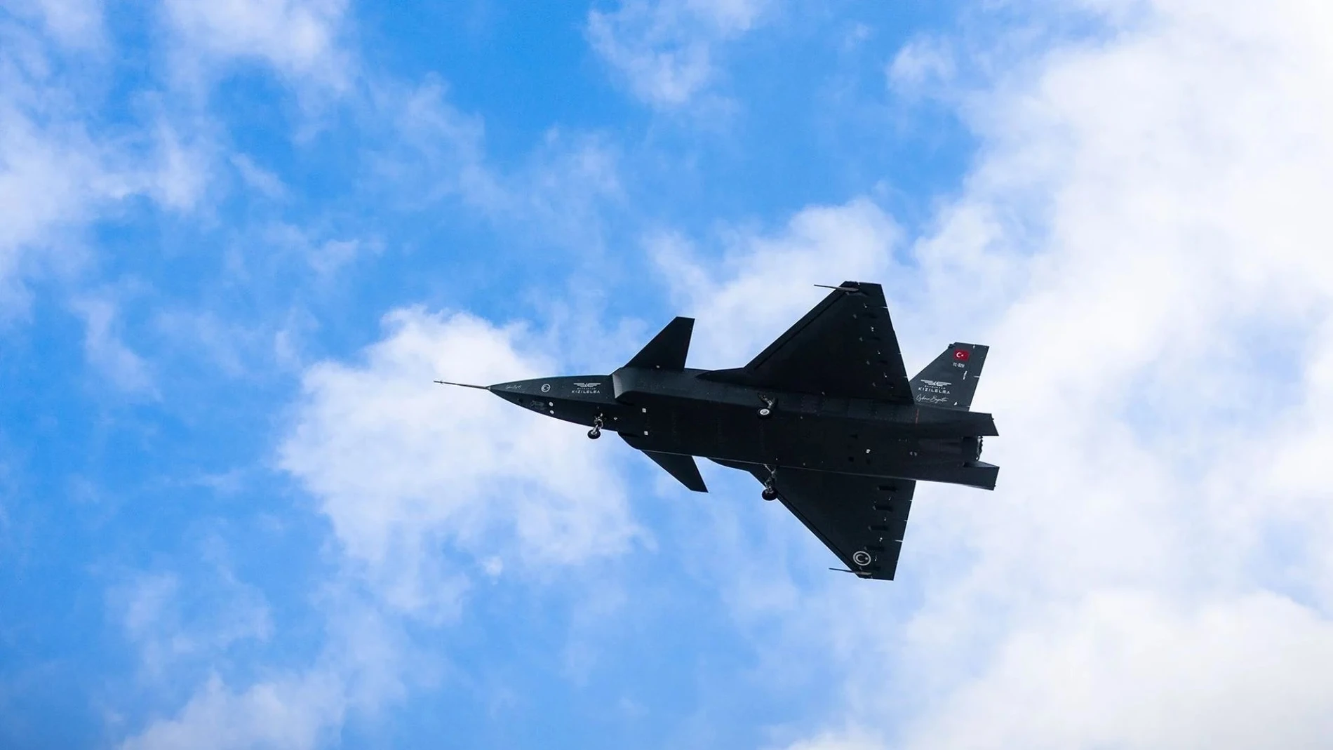 Avión de combate volando por cielo