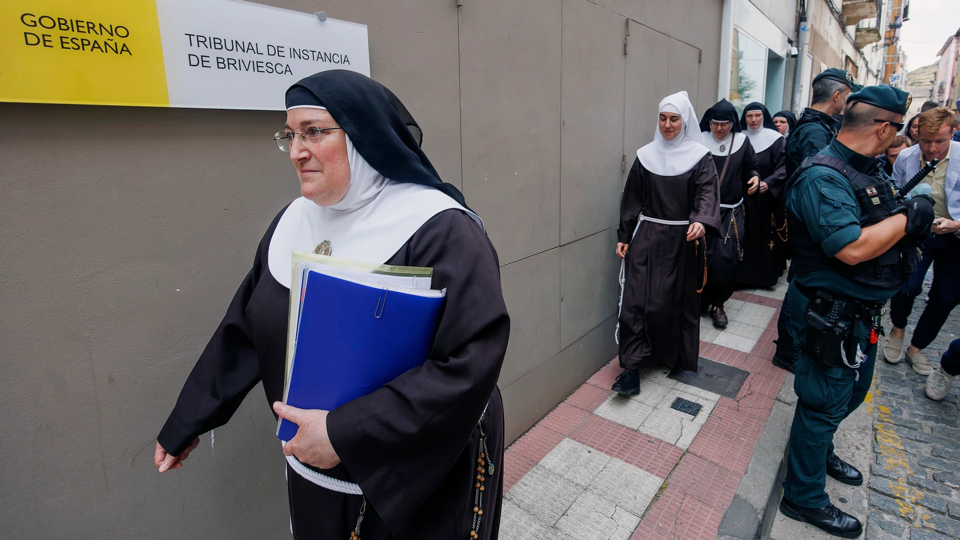 BURGOS (ESPAÑA), 29/07/2025.- Laura García de Viedma exabadesa del convento de las Clarisas de Belorado sale del juzgado de Briviesca donde ha tenido lugar este martes el juicio para su desahucio y el de sus compañeras. Las exmonjas del Monasterio de Belorado (Burgos) se encuentran ya en el Juzgado de Primera Instancia de Briviesca para asistir al juicio verbal por desahucio, "con la conciencia tranquila" y confiando en que la jueza les dé la razón en el contencioso. EFE/Santi Otero