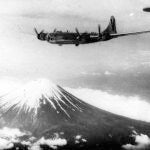 El B-29 Doris Anne sobrevuela el Monte Fuji, en 1945