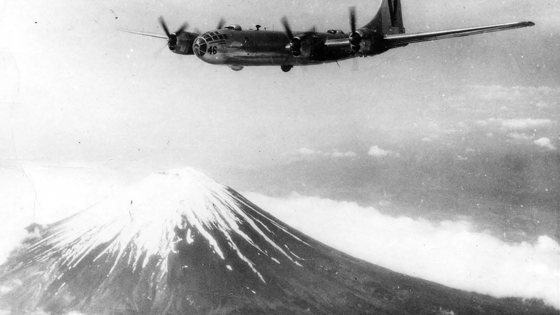 El B-29 Doris Anne sobrevuela el Monte Fuji, en 1945