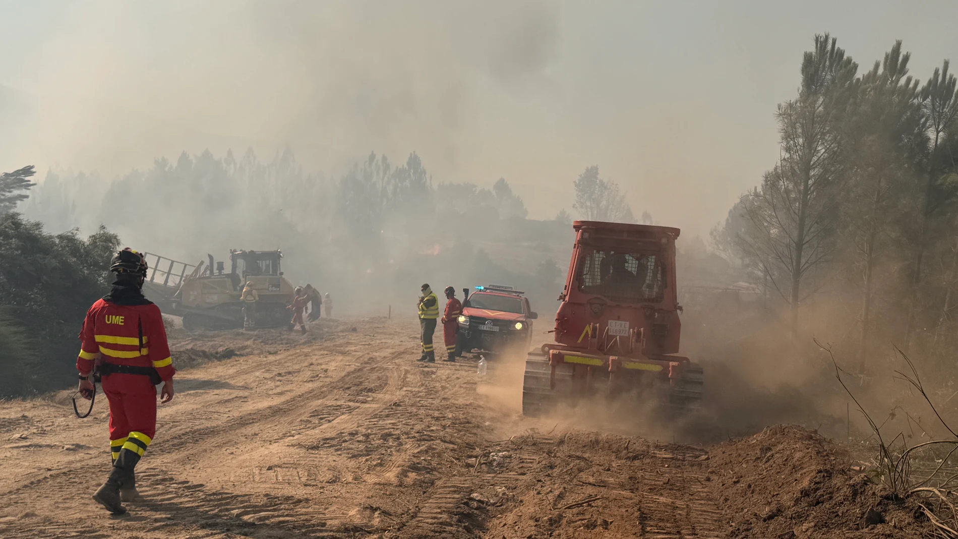 Medios de la UME trabajan incendio del Barranco de las Cinco Villas (Ávila)