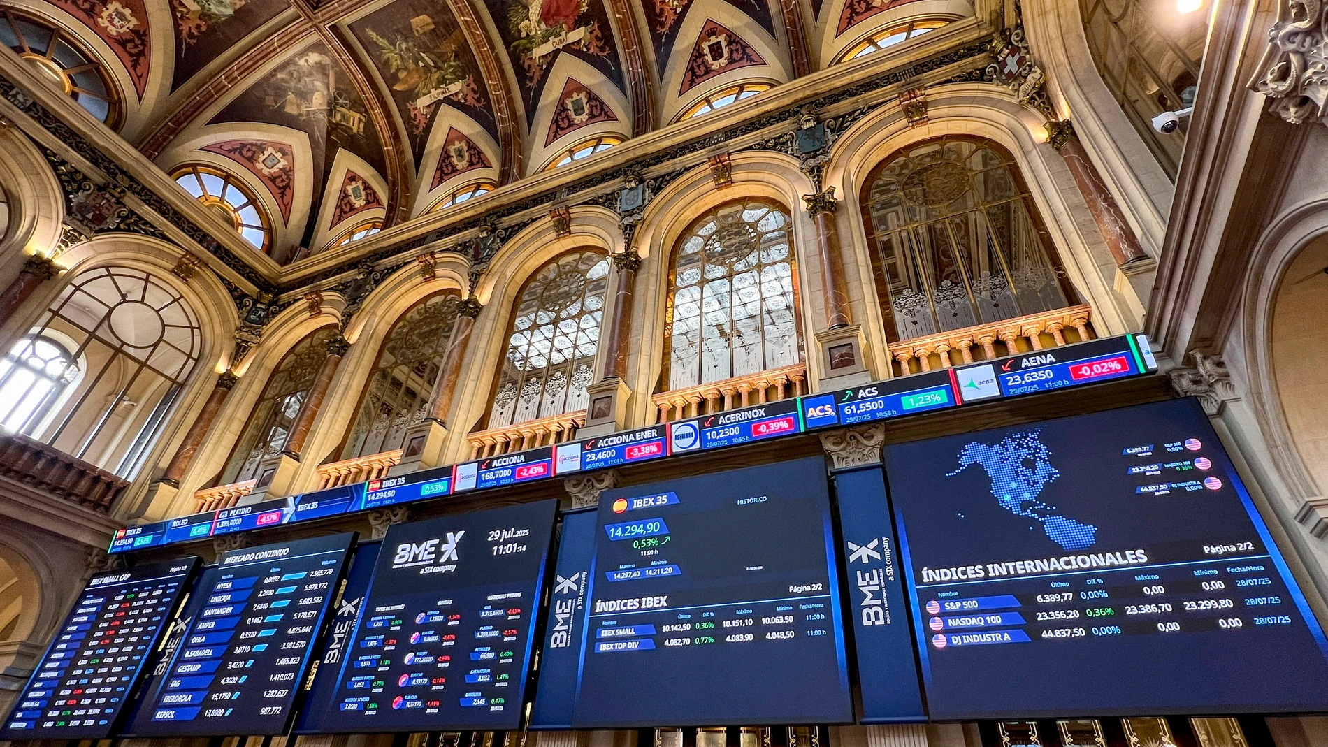 MADRID, 29/07/2025.- La Bolsa española ha abierto este martes con leves alzas del 0,07 %, en una jornada que estará repleta de referencias macroeconómicas y de resultados empresariales, y mientras se mantiene la atención del mercado en las negociaciones sobre aranceles entre Estados Unidos y los socios comerciales. EFE/ Altea Tejido