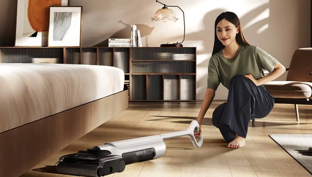 El brazo ergonómico de la Xiaomi Mijia Wireless Floor Scrubber 4 es ideal para aspirar y fregar debajo del sofá