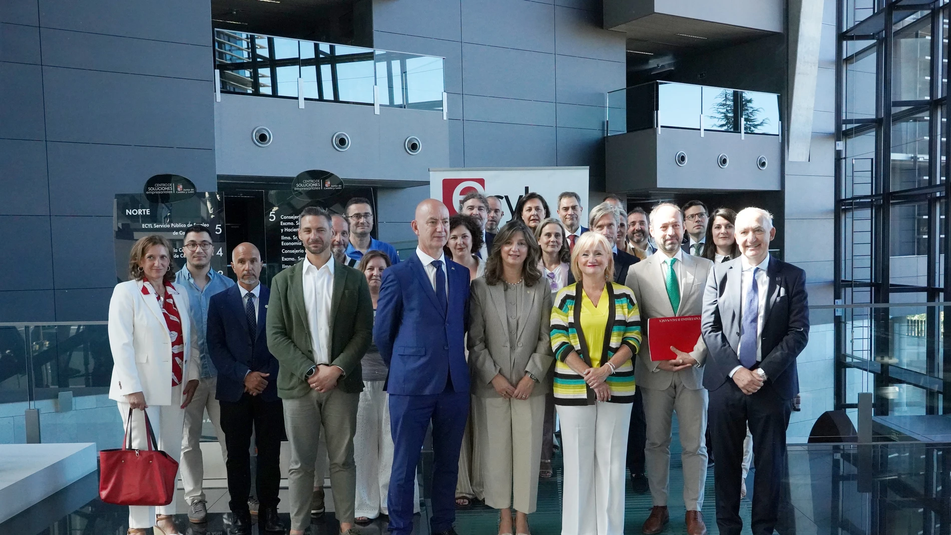 La consejera de Industria, Comercio y Empleo, Leticia García, firma con las universidades públicas de Castilla y León el acuerdo de colaboración para el desarrollo del programa Experience Plus
