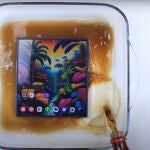 El Samsung Galaxy Z Fold7 superó, con éxito, una prueba de líquidos con refresco de cola
