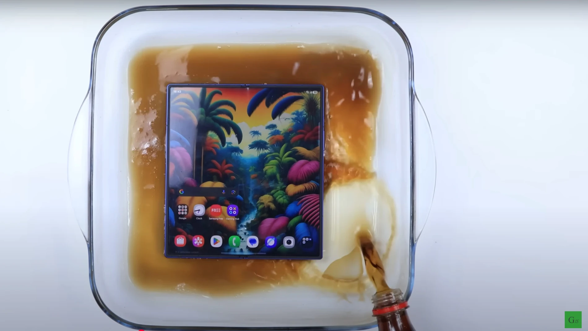 El Samsung Galaxy Z Fold7 superó, con éxito, una prueba de líquidos con refresco de cola