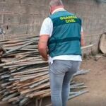 Un agente observa parte del material recuperado