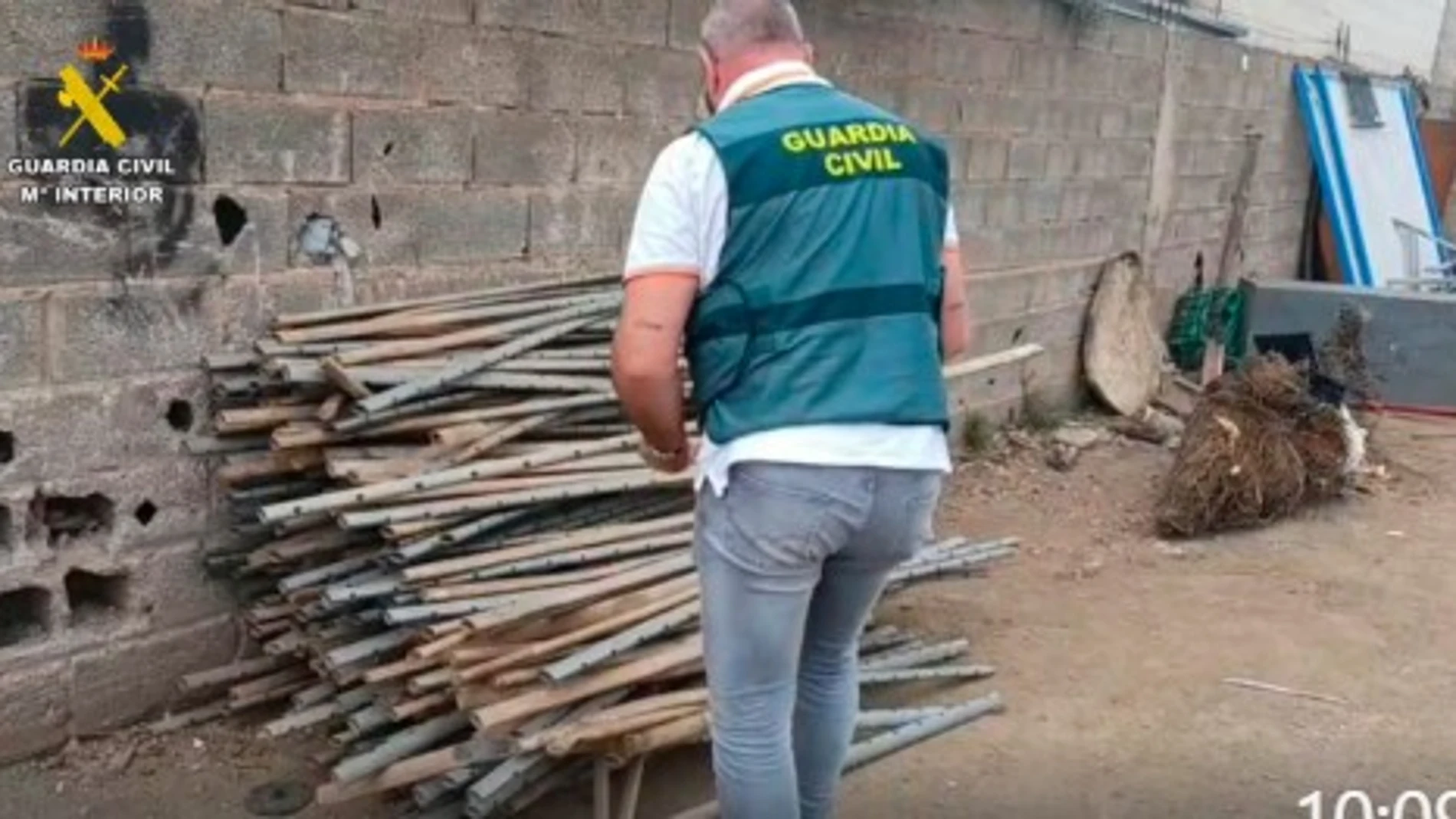 Un agente observa parte del material recuperado