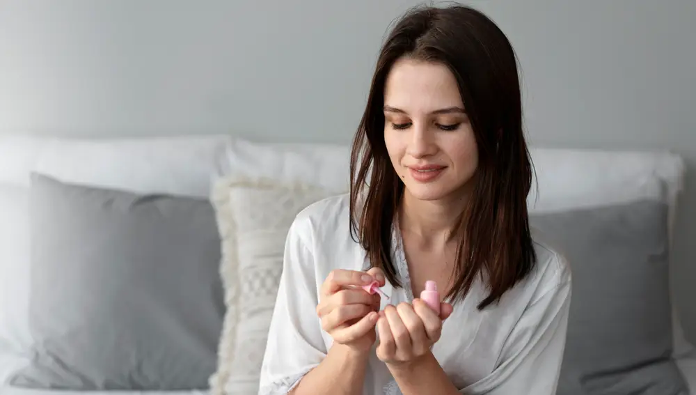 Pintarse las uñas puede ser algo más que estética: un gesto consciente para empezar a cuidarlas de verdad.