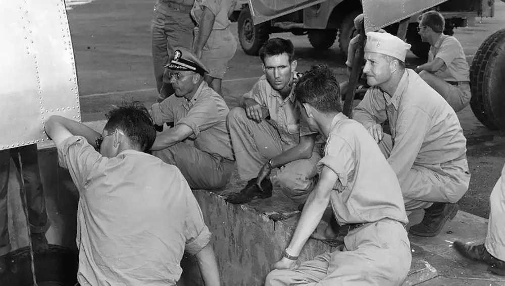 El capitán Parsons supervisa el montaje de "Little Boy" en el Enola Gay