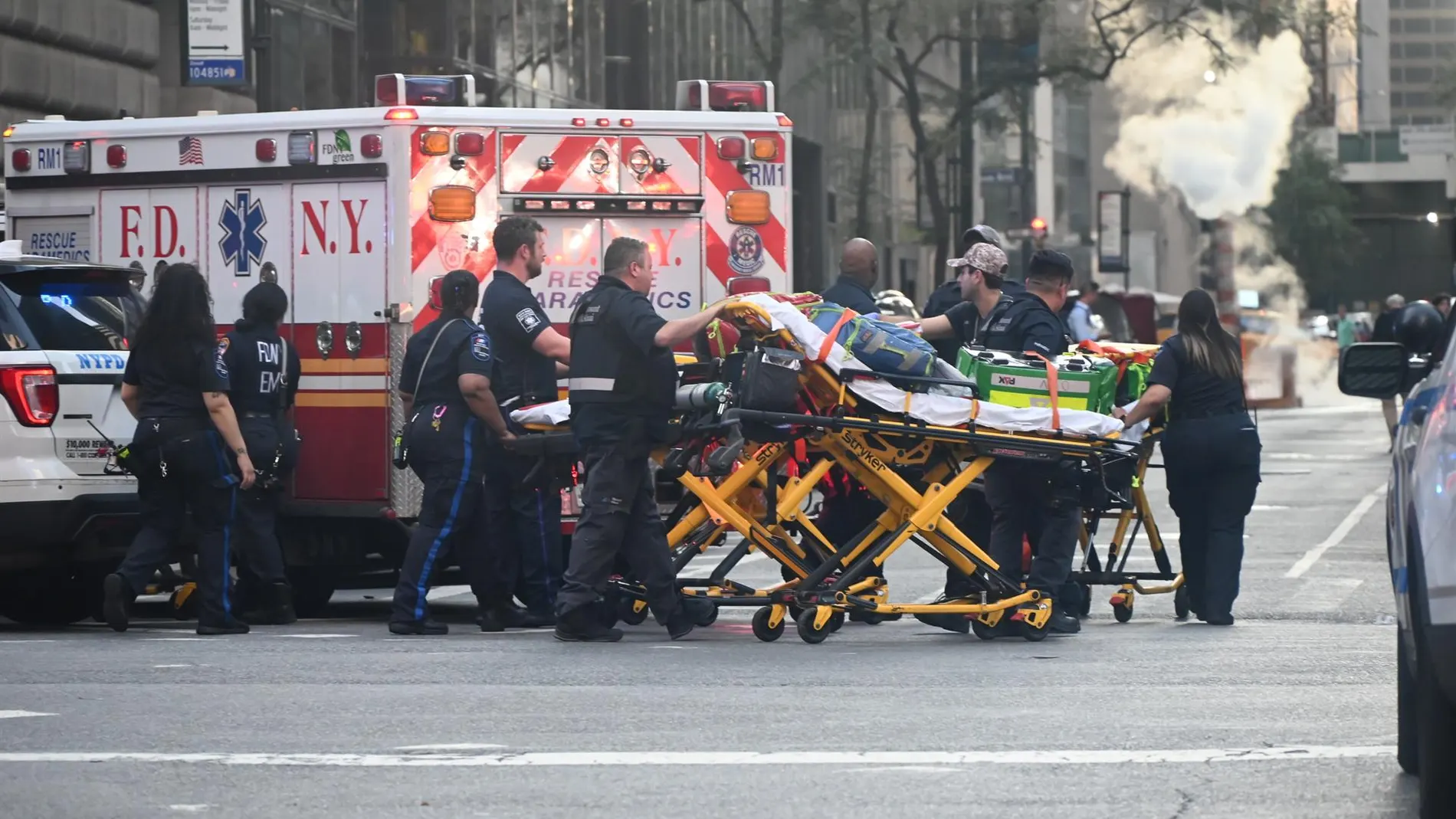 EEUU.- Un individuo armado mata a cuatro personas, incluido un policía, en Nueva York antes de suicidarse