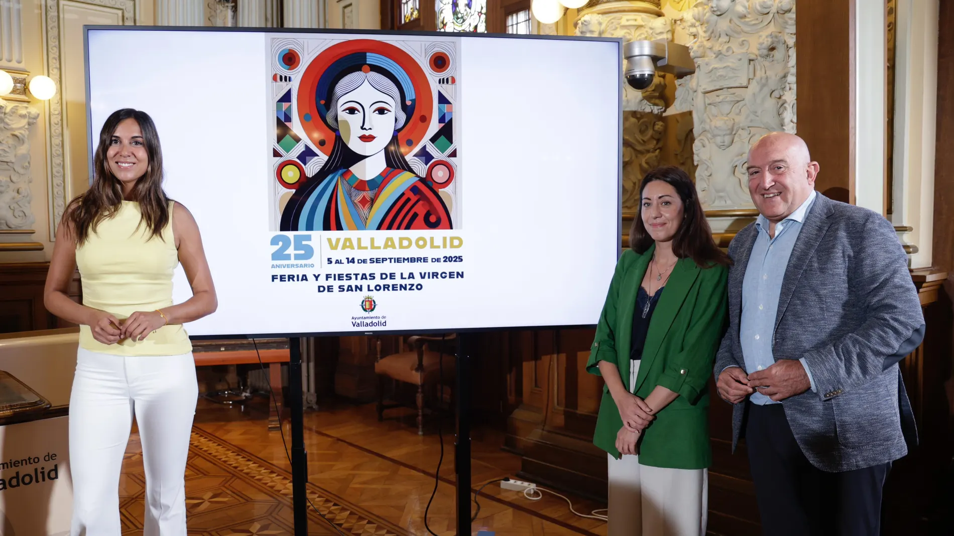 El alcalde de Valladolid, Jesús Julio Carnero, presenta el cartel y el programa de actividades de las Fiestas, junto a la concejala Blanca Jiménez y la autora del cartel Virginia Guadarrama