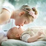 Hermana mayor da un beso a la pequeña