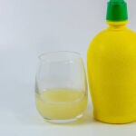 Zumo de limón: ¿sabes qué hay realmente dentro de esas pequeñas botellas amarillas?