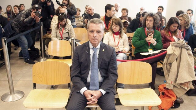 El torero José Ortega Cano, en la sala de los juzgados de Sevilla, durante la tercera jornada del juicio por el que se enfrenta a cuatro años de cárcel por un presunto homicidio imprudente que causó el fallecimiento del conductor de otro vehículo en Castilblanco de los Arroyos (Sevilla). 