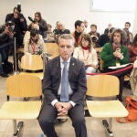 El torero José Ortega Cano, en la sala de los juzgados de Sevilla, durante la tercera jornada del juicio por el que se enfrenta a cuatro años de cárcel por un presunto homicidio imprudente que causó el fallecimiento del conductor de otro vehículo en Castilblanco de los Arroyos (Sevilla). 