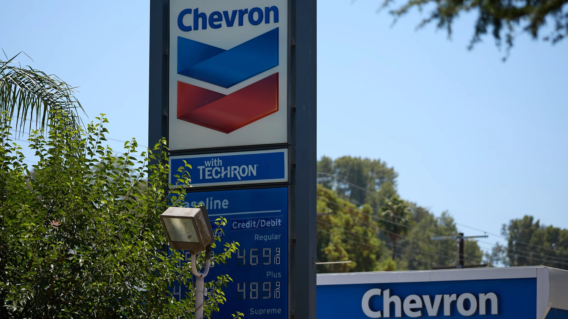 LOS ANGELES (United States), 29/07/2025.- A sign is on display at a Chevron station in Los Angeles, California, USA, 28 July 2025. Chevron is expected to release the company's second quarter 2025 earnings report on 1 August 2025. EFE/EPA/ALLISON DINNER