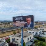 La lona de Sánchez "corrupto" tiene una nueva ubicación.