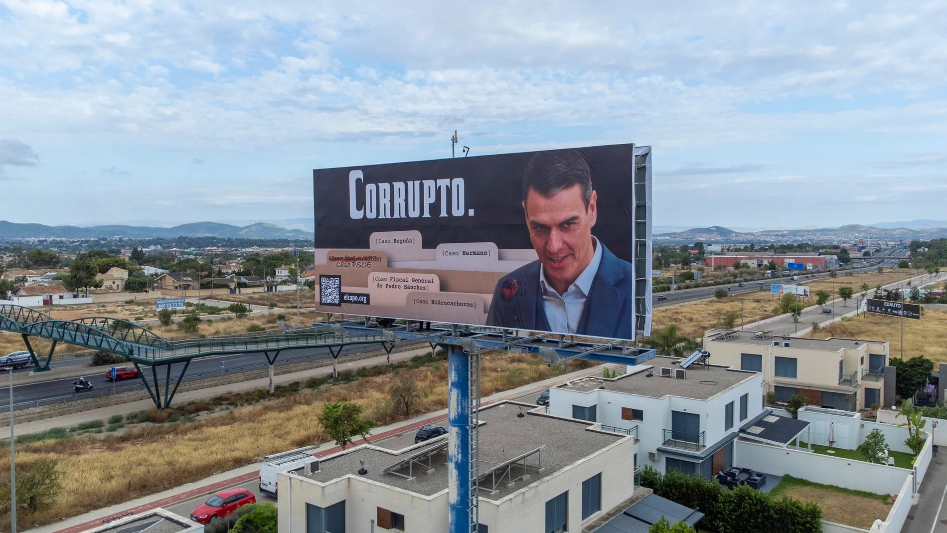 La lona de Sánchez "corrupto" tiene una nueva ubicación.