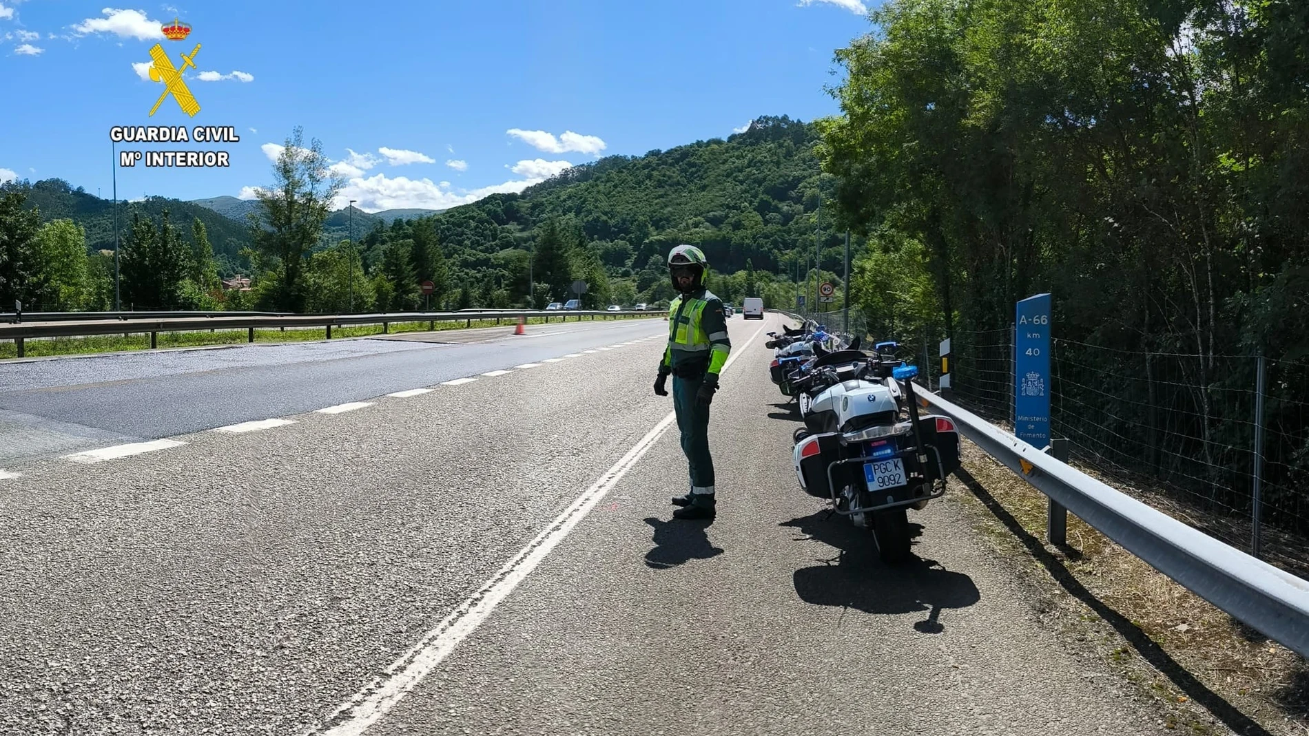 Un agente de la Guardia Civil en la A-66. REMITIDA / HANDOUT por GUARDIA CIVIL DE ASTURIAS Fotografía remitida a medios de comunicación exclusivamente para ilustrar la noticia a la que hace referencia la imagen, y citando la procedencia de la imagen en la firma 29/07/2025