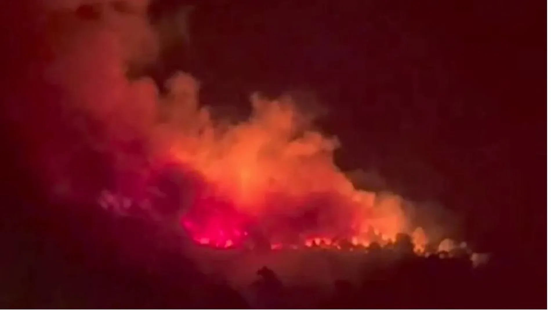 Se eleva la gravedad del incendio en el Barranco de las Cinco Villas (Ávila)