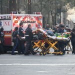 EEUU.- Un individuo armado mata a cuatro personas, incluido un policía, en Nueva York antes de suicidarse