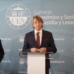 El secretario general del PSOECyL, Carlos Martínez, atiende a los medios, tras reunirse con el presidente del CES, Enrique Cabero