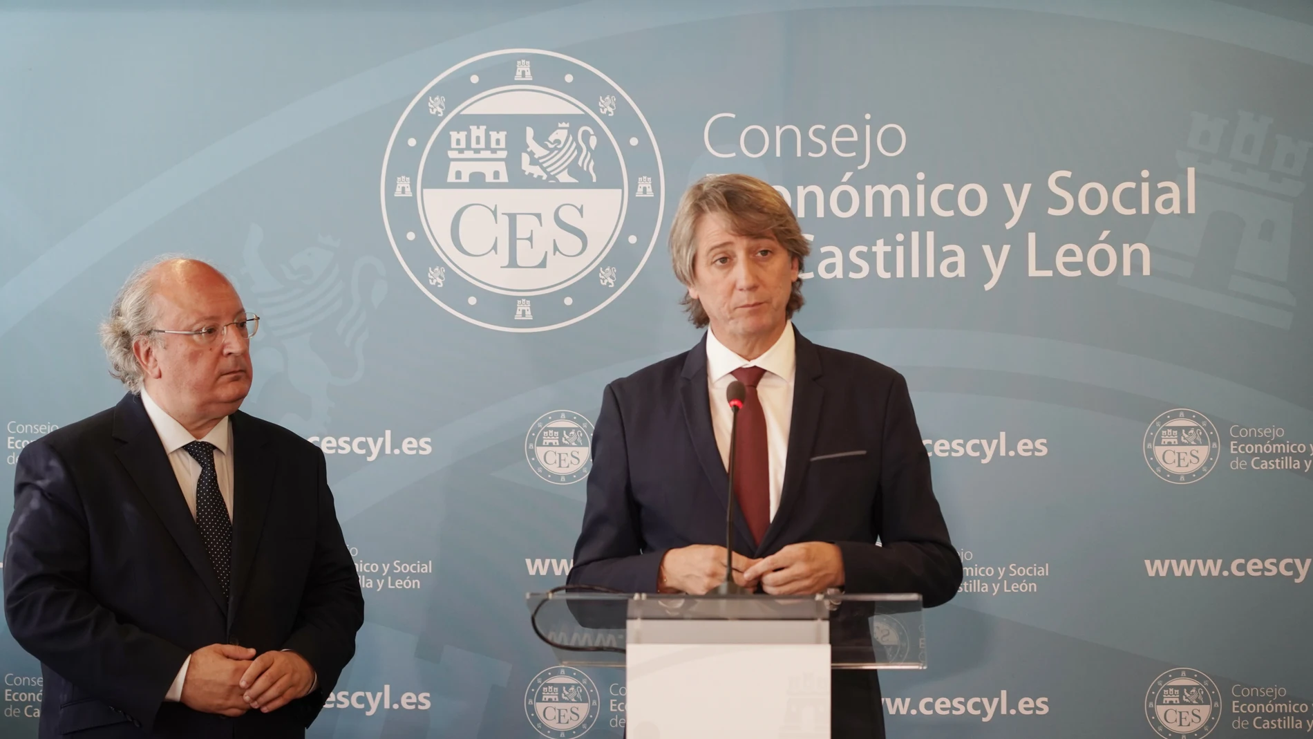 El secretario general del PSOECyL, Carlos Martínez, atiende a los medios, tras reunirse con el presidente del CES, Enrique Cabero
