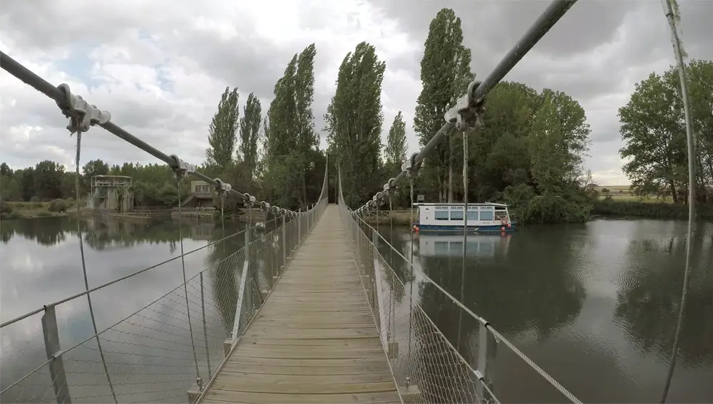 Puente sobre el Canal de Castilla a su paso por Herrera de Pisuerga