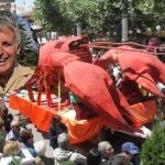 Desfile de carrozas en el Festival de Exaltación del Cangrejo en Herrera de Pisuerga al que se ha apuntado Javier Calleja