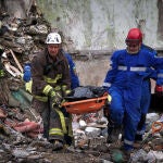 Servicios de emergencia transportando el cuerpo de los fallecidos por un ataque ruso en Kiev