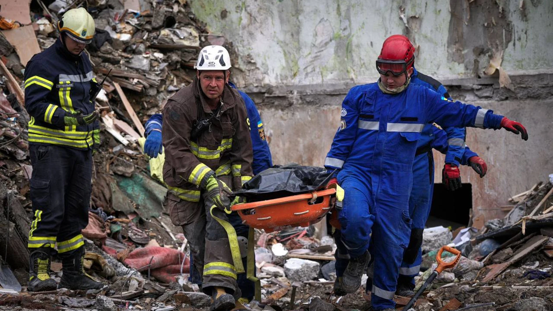 KIEV, 01/08/2025.- El Servicio Estatal de Emergencias de Ucrania (DSNS) elevó este viernes el número de víctimas mortales a 28 en el ataque ruso combinado con drones y misiles contra Kiev en la noche del miércoles al jueves. En un comunicado publicado en redes sociales, dicho servicio estatal informó de que "28 personas murieron en el distrito Sviatosinski de Kiev tras el ataque ruso en la noche del 31 de julio". Entre las víctimas se cuentan dos niños, de dos y seis años, y un adolescente de...