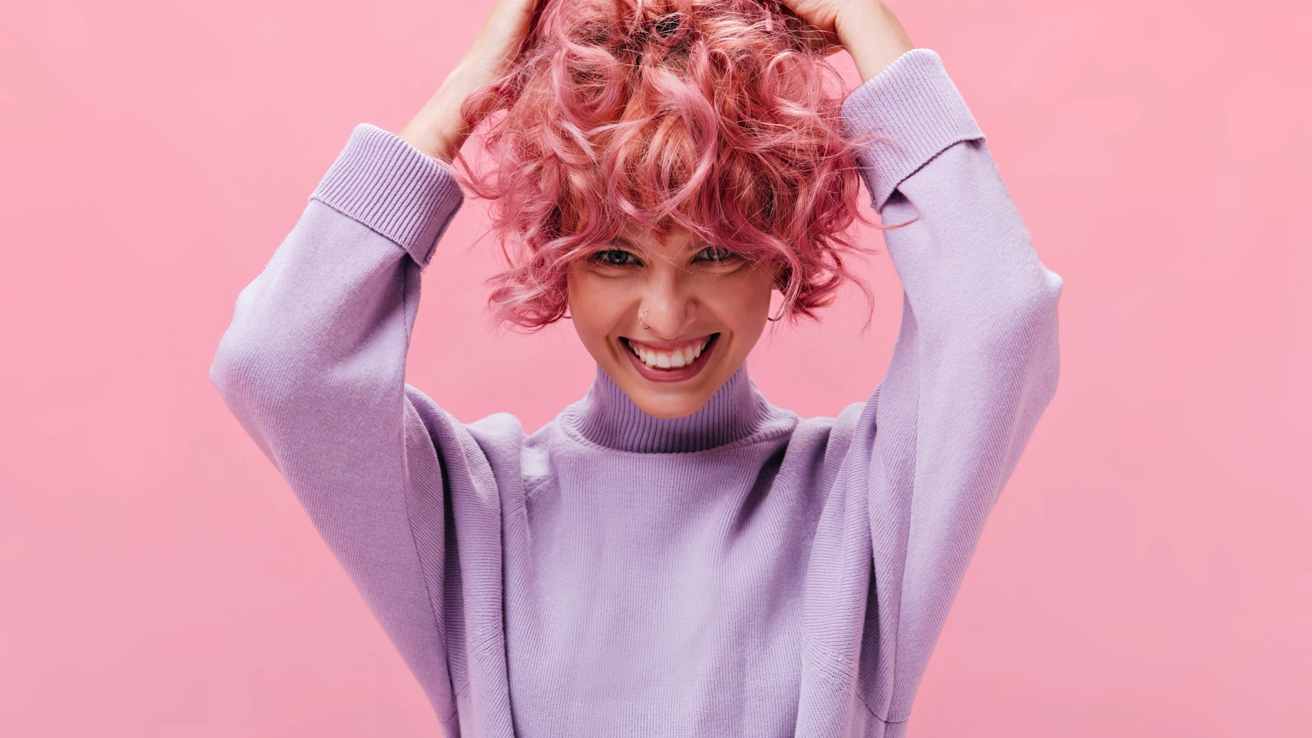 Mujer de pelo risado en color rosa