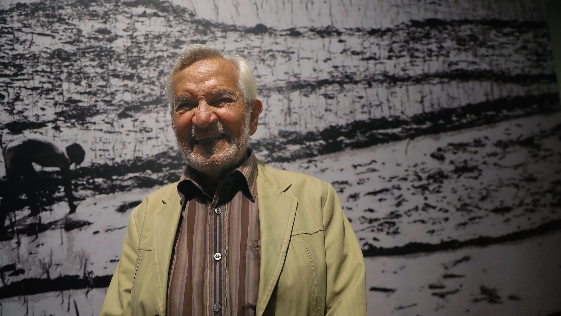 MEX9073. CIUDAD DE MÉXICO (MÉXICO), 31/07/2025.- Fotografía de archivo del 23 de mayo de 2019 del fotógrafo mexicano Rodrigo Moya durante la inauguración de su exposición 'Periferias' en el Centro de la Imagen de Ciudad de México (México). Moya, de origen colombiano (1934-2025), murió a los 91 años tras haber enfrentado una larga recuperación provocada por una cirugía. EFE/ Sáshenka Gutiérrez/ ARCHIVO