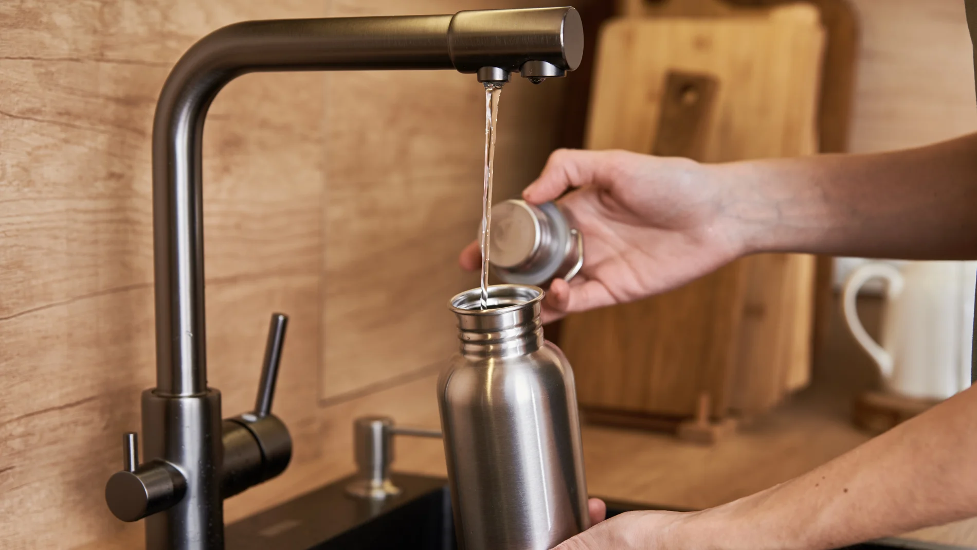 El truco alemán para refrescar tu habitación sin necesidad de aire acondicionado: basta con una botella