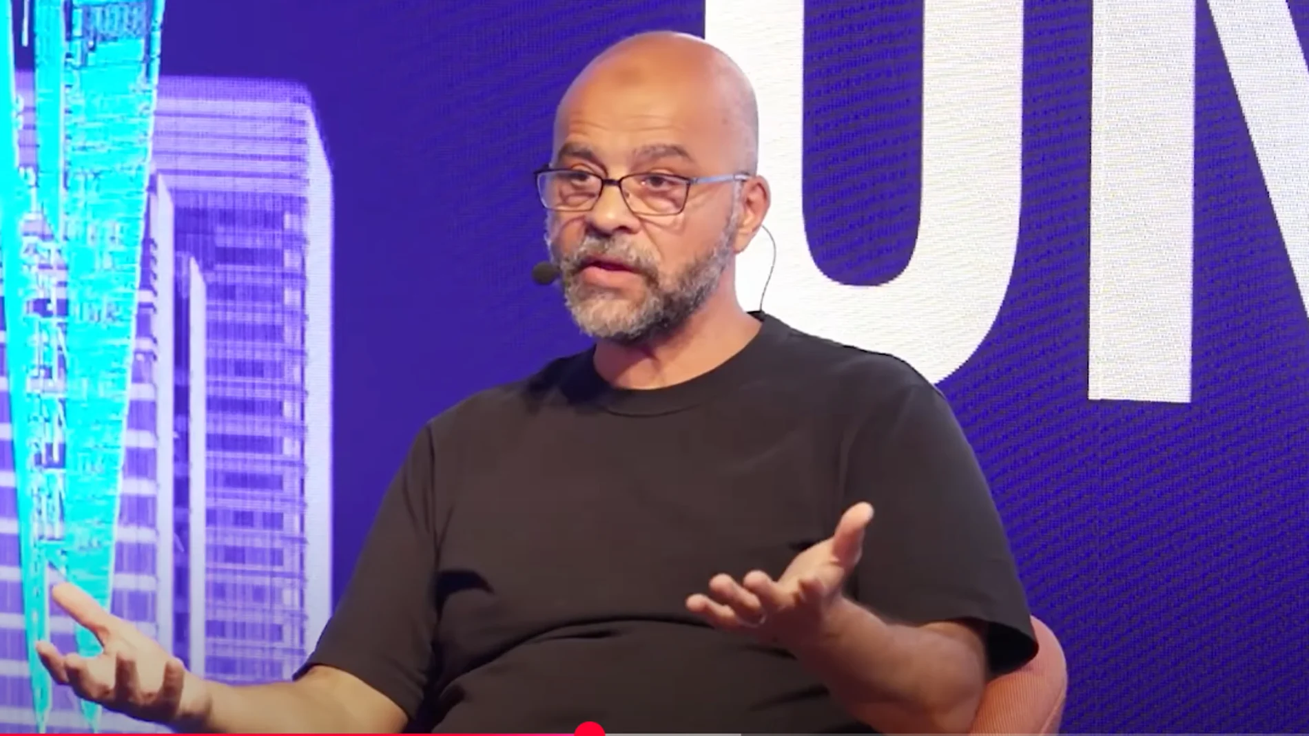 Mo Gawdat, exdirectivo de Google X: "En 2049, la IA será mil millones de veces más inteligente que el ser humano"