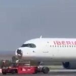 El vuelo IB579 tras su aterrizaje de emergencia en el aeropuerto de Barajas