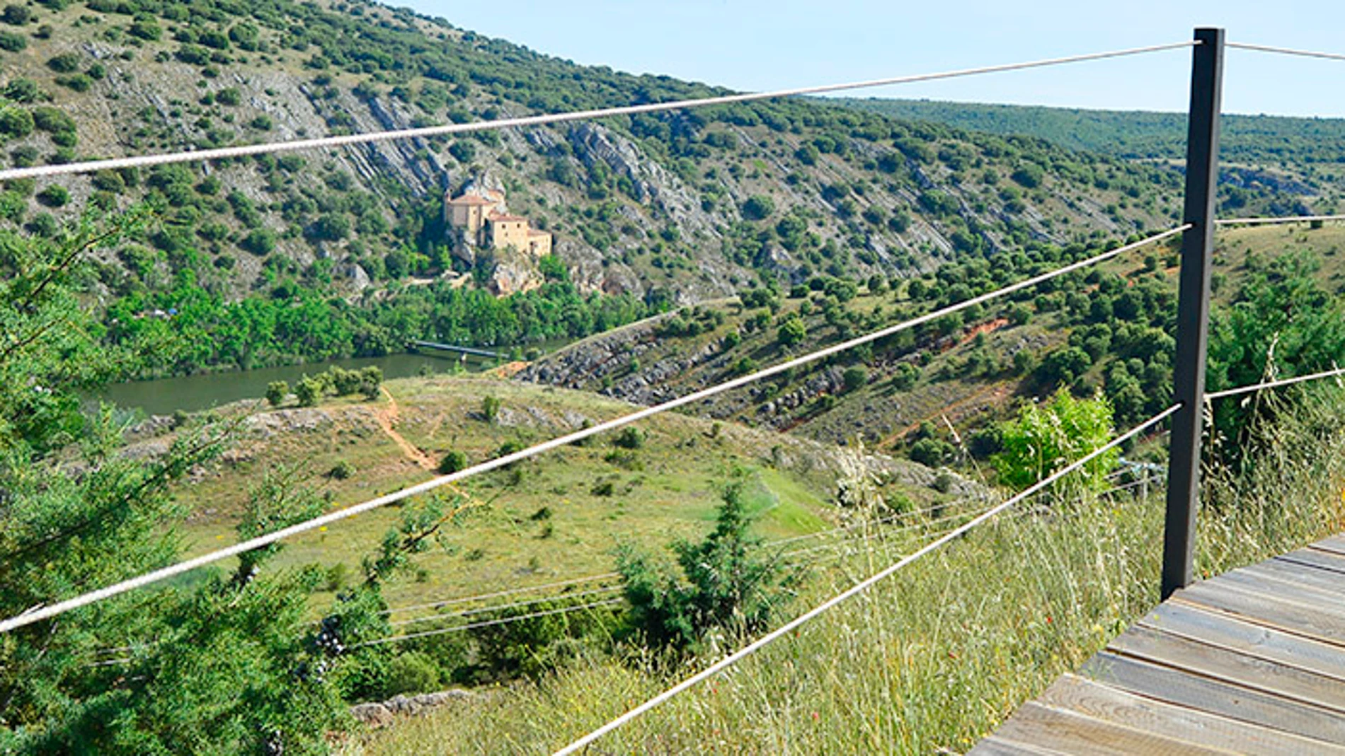 Vista de la ermita de San Saturio desde la pasarela del Parque del Castillo de Soria