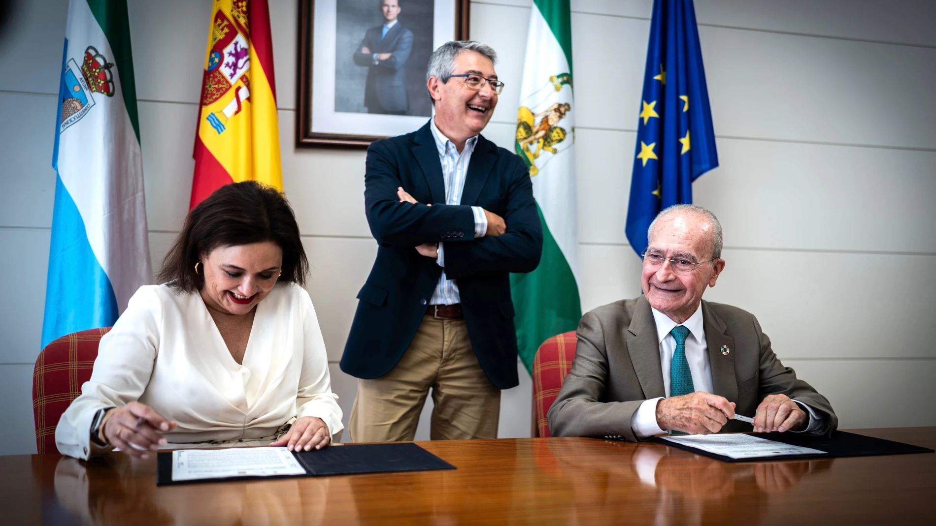 El alcalde de Málaga, Francisco de la Torre; el presidente de la Diputación, Francisco Salado; y la alcaldesa de Torremolinos, Margarita del Cid, firman los convenios para impulsar una red de aguas regeneradas