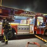 Bomberos de la Comunidad de Madrid extinguen un incendio en un tráiler de mercancías peligrosas en Getafe