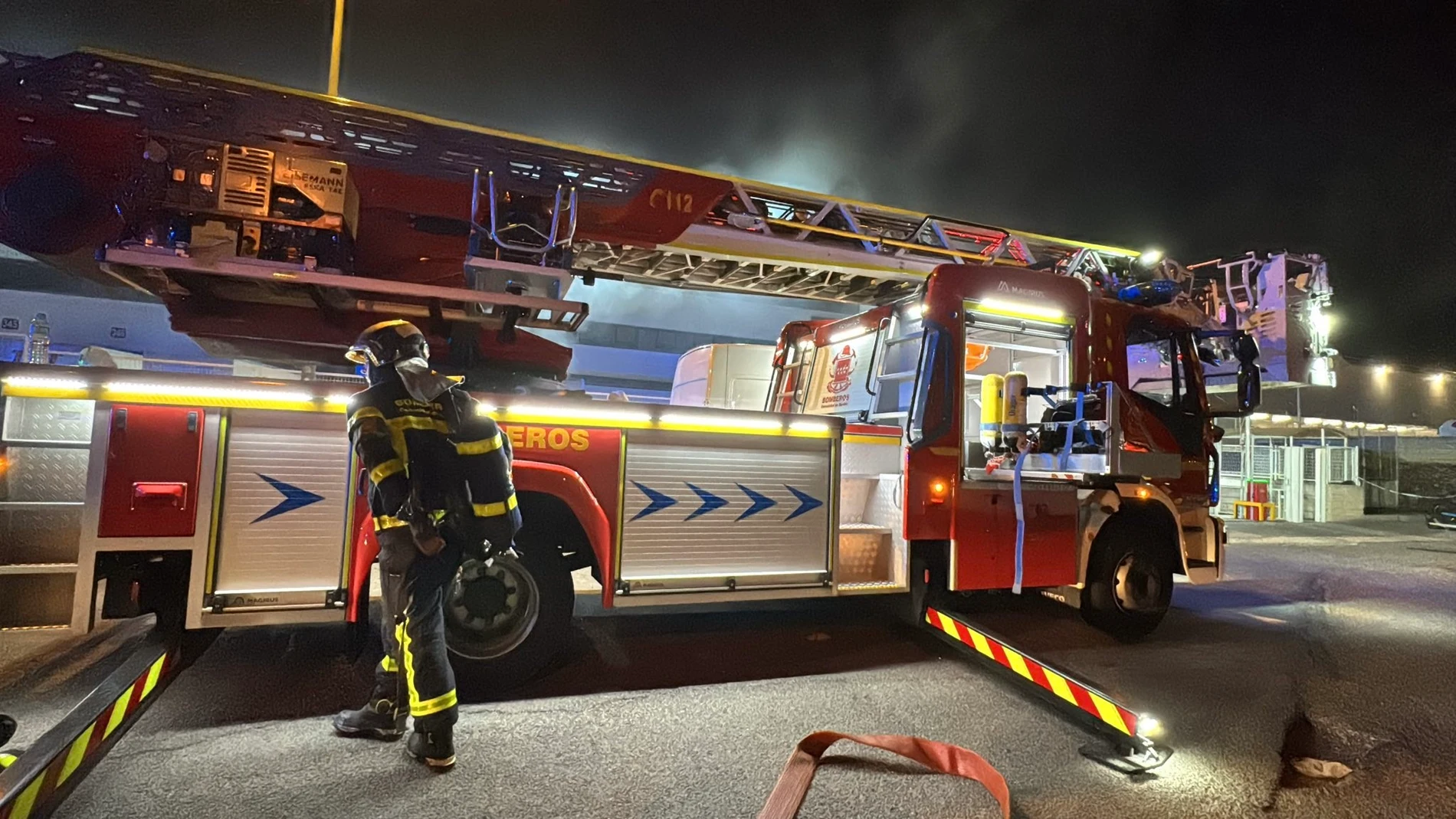 Bomberos de la Comunidad de Madrid trabajan para extinguir un incendio declarado en Getafe REMITIDA / HANDOUT por EMERGENCIAS 112 COMUNIDAD DE MADRID Fotografía remitida a medios de comunicación exclusivamente para ilustrar la noticia a la que hace referencia la imagen, y citando la procedencia de la imagen en la firma 04/08/2025