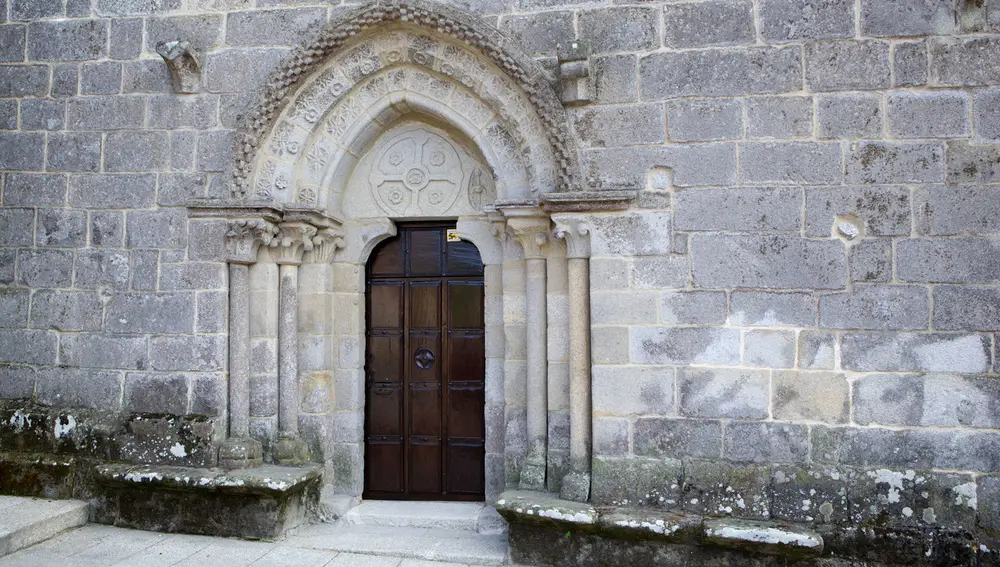 Puerta sellada de la iglesia de Santa María de Castrelos