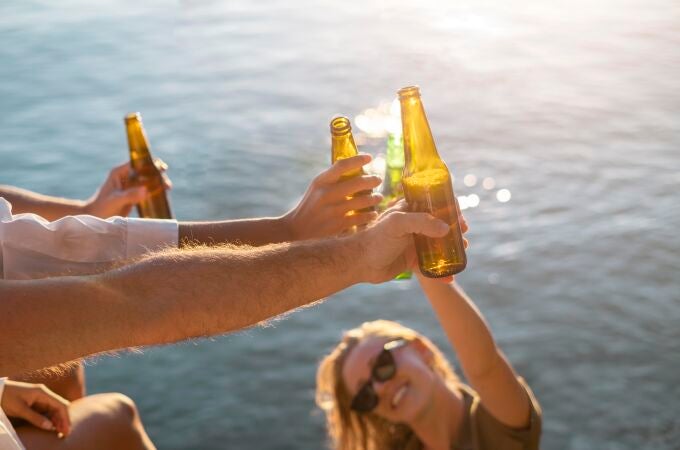 Esto es lo que le pasa a tu cuerpo si bebes alcohol durante una ola de calor