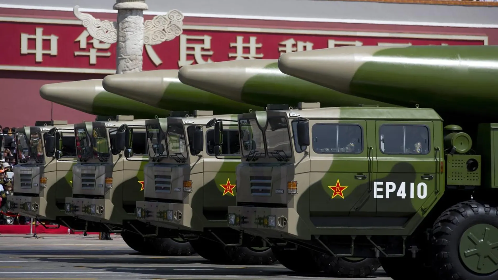 Camiones del ejército chino transportando misiles durante un desfile militar en Pekín