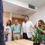 Carlos Mazón visita la unidad de hospitalización psiquiátrica infanto-juvenil del Hospital General Universitario de Elche