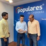 El secretario general del PP de Granada, Jorge Saavedra, y los concejales del PP en Arenas del Rey