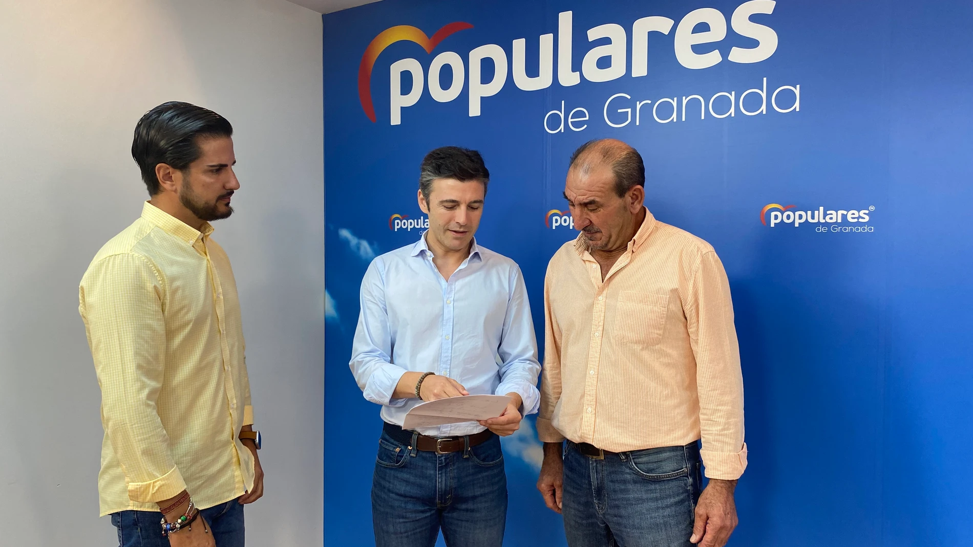 El secretario general del PP de Granada, Jorge Saavedra, y los concejales del PP en Arenas del Rey.REMITIDA / HANDOUT por PP GRANADAFotografía remitida a medios de comunicación exclusivamente para ilustrar la noticia a la que hace referencia la imagen, y citando la procedencia de la imagen en la firma04/08/2025